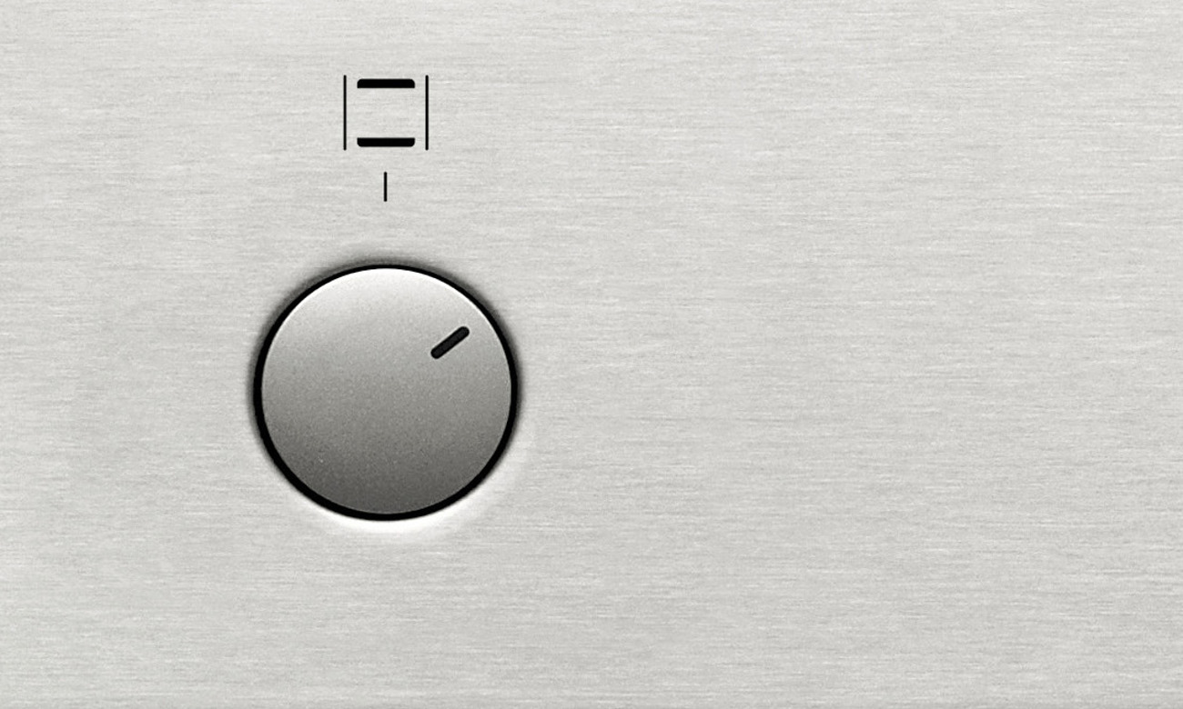 Amica EB7551 ma chowane pokrętła