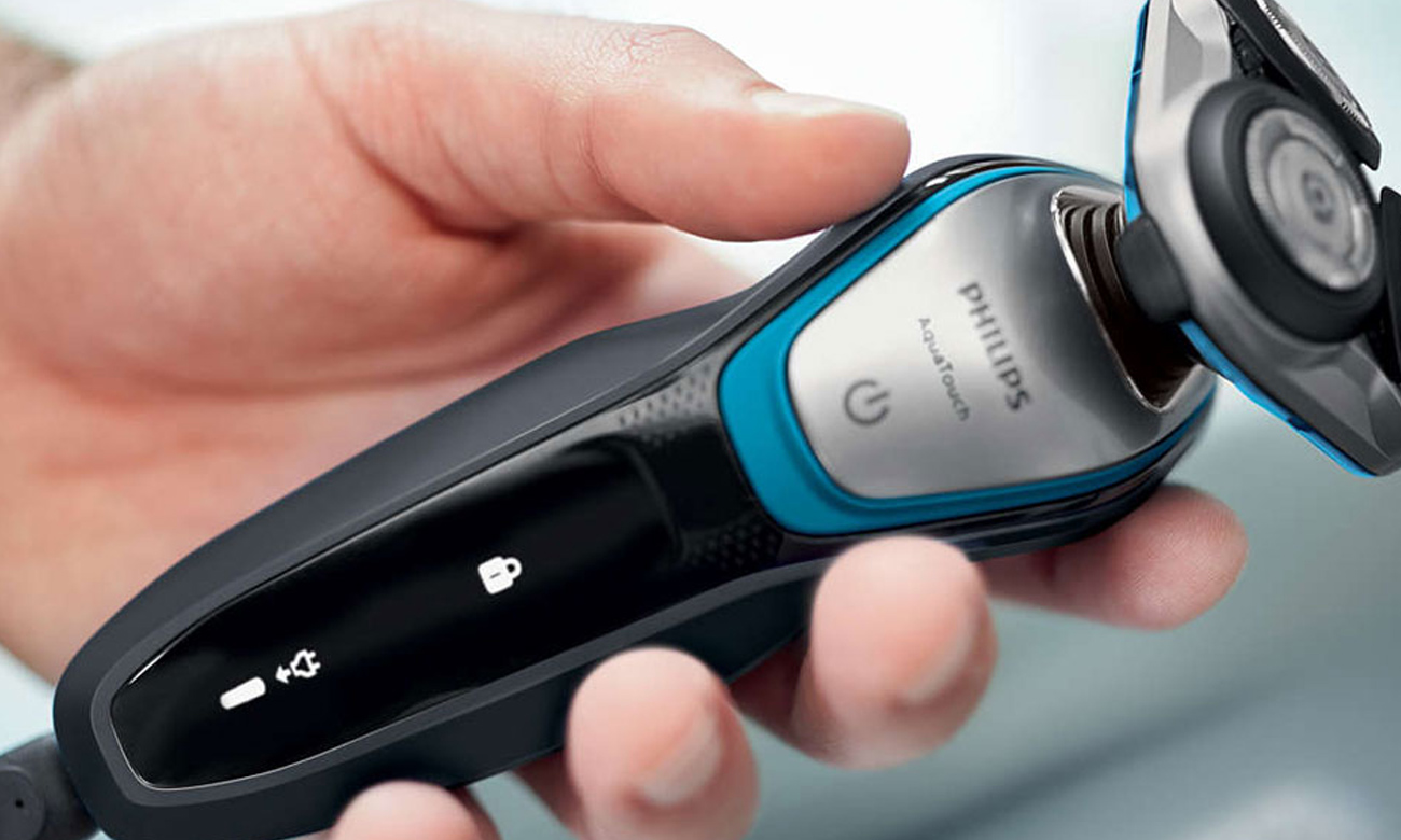 Męska golarka Philips AquaTouch S5400/26 w kolorze czarnym posiada wyświetlacz profesjonalny