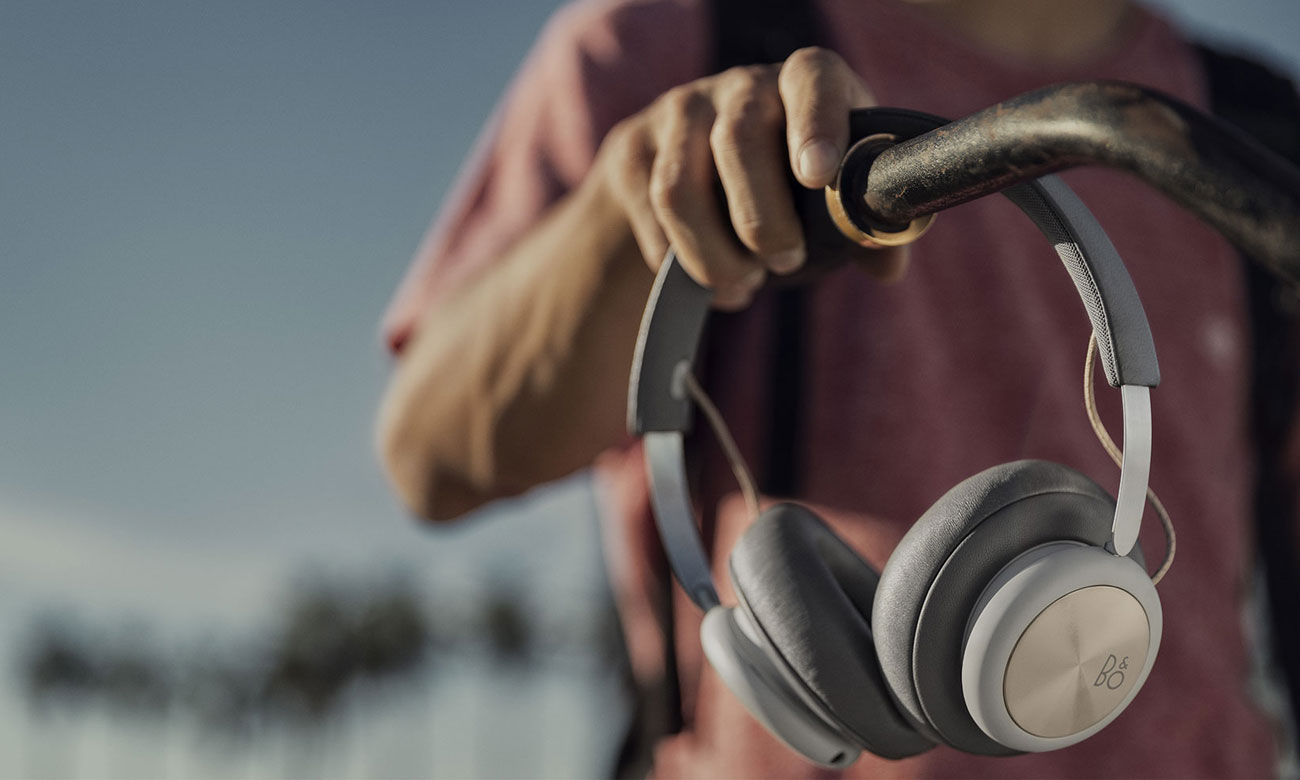 Minimalistyczne słuchawki Bang Olufsen BEOPLAY H4 Sand Grey