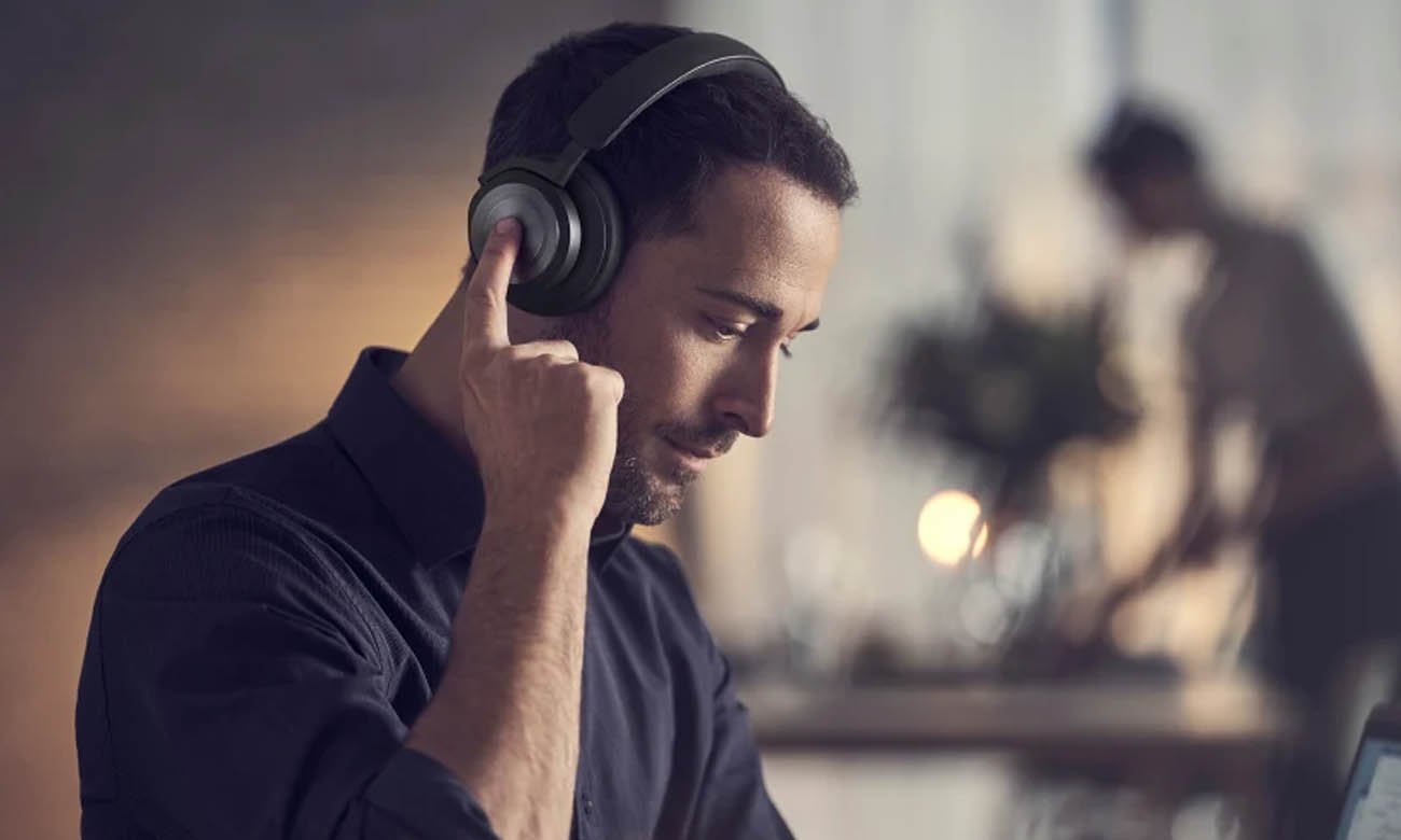 Sterowanie głosowe w słuchawkach Bang Olufsen BEOPLAY HX Black Anthracite