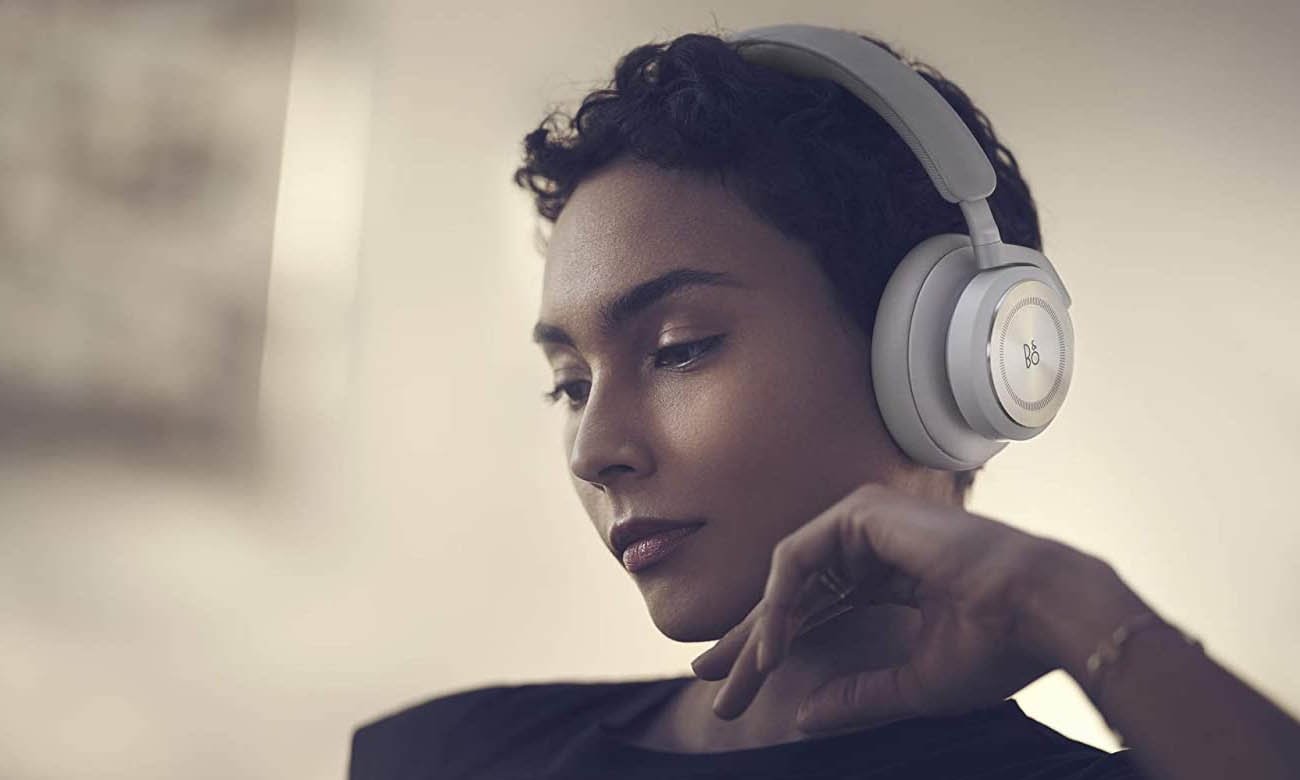 Sterowanie głosowe w słuchawkach Bang Olufsen BEOPLAY HX Sand
