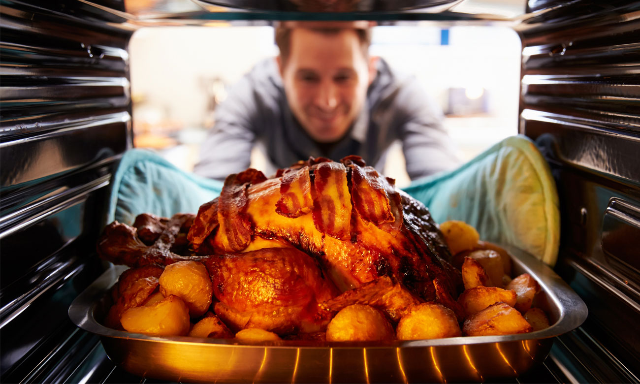 Dokładne przypieczone potrawy, dzięki termoobiegowi w piekarniku Candy FCPK626XL