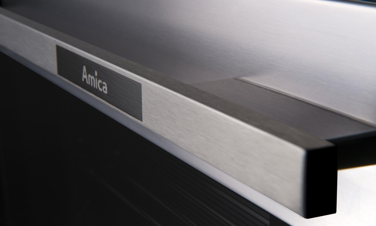 Amica EB8541 FUSION SOFT posiada łatwo domykające się drzwi