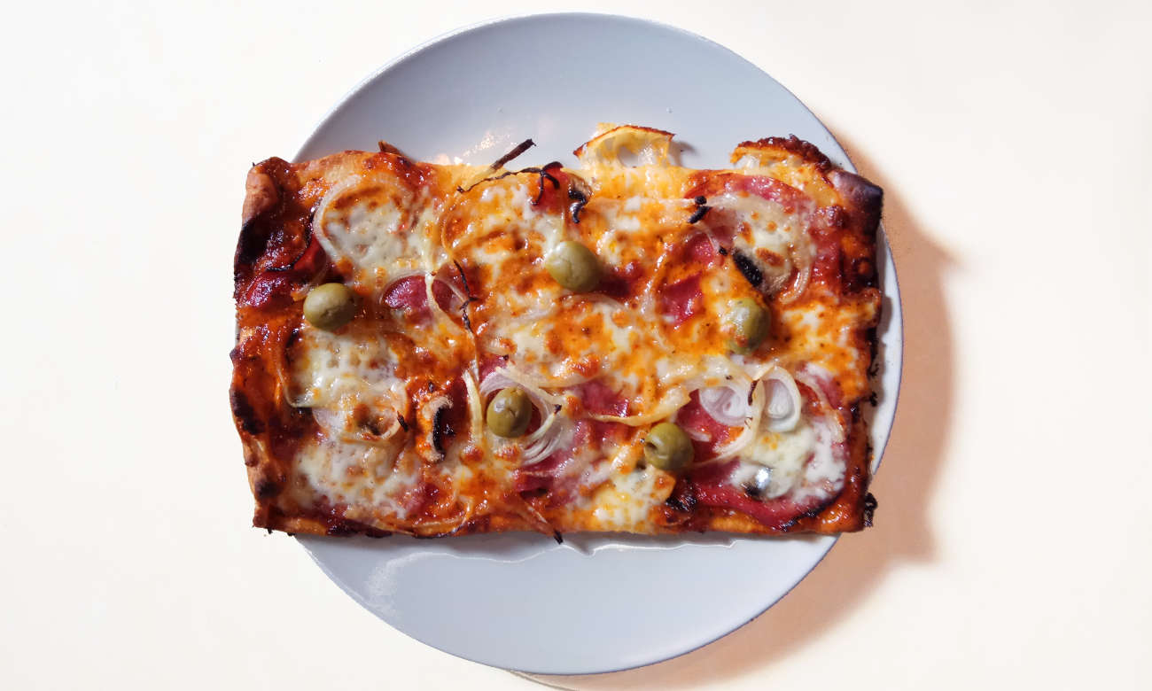 Pyszna pizza upieczona w piekarniku Beko BVM32401XS