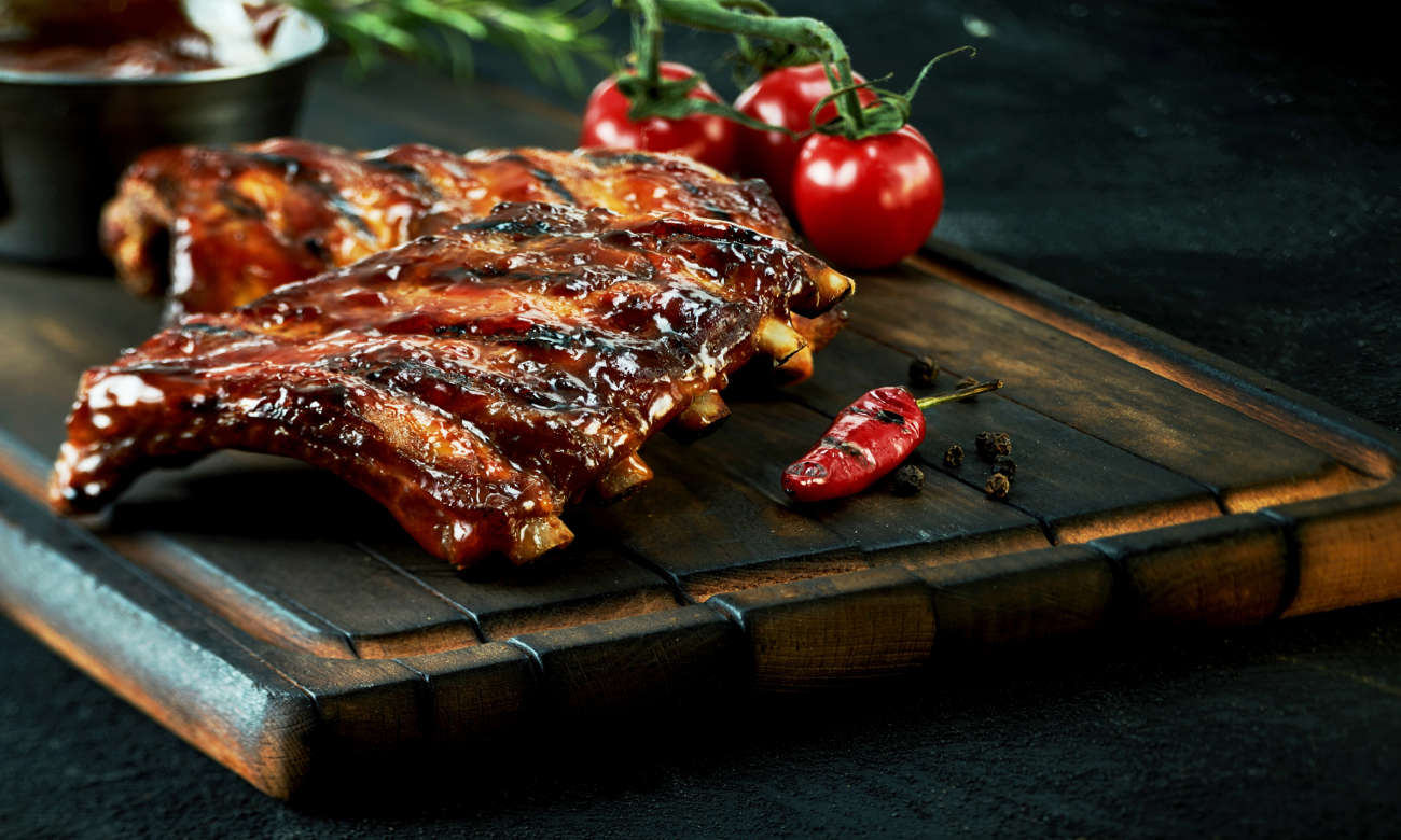 kuchenka Beko FSE52020DWD posiada grill na którym zrobisz takie szaszłyki