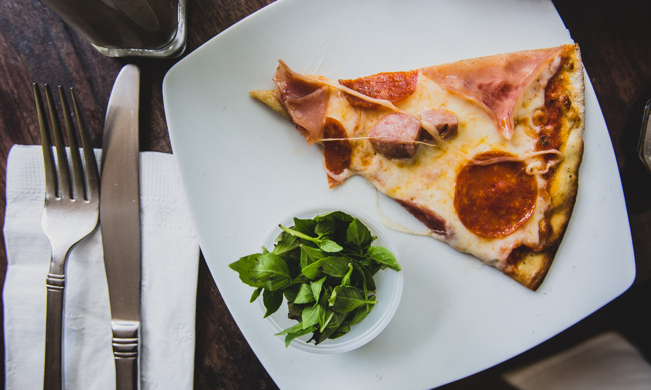 pizza zrobiona w piekarniku Bosch HBG634BB1