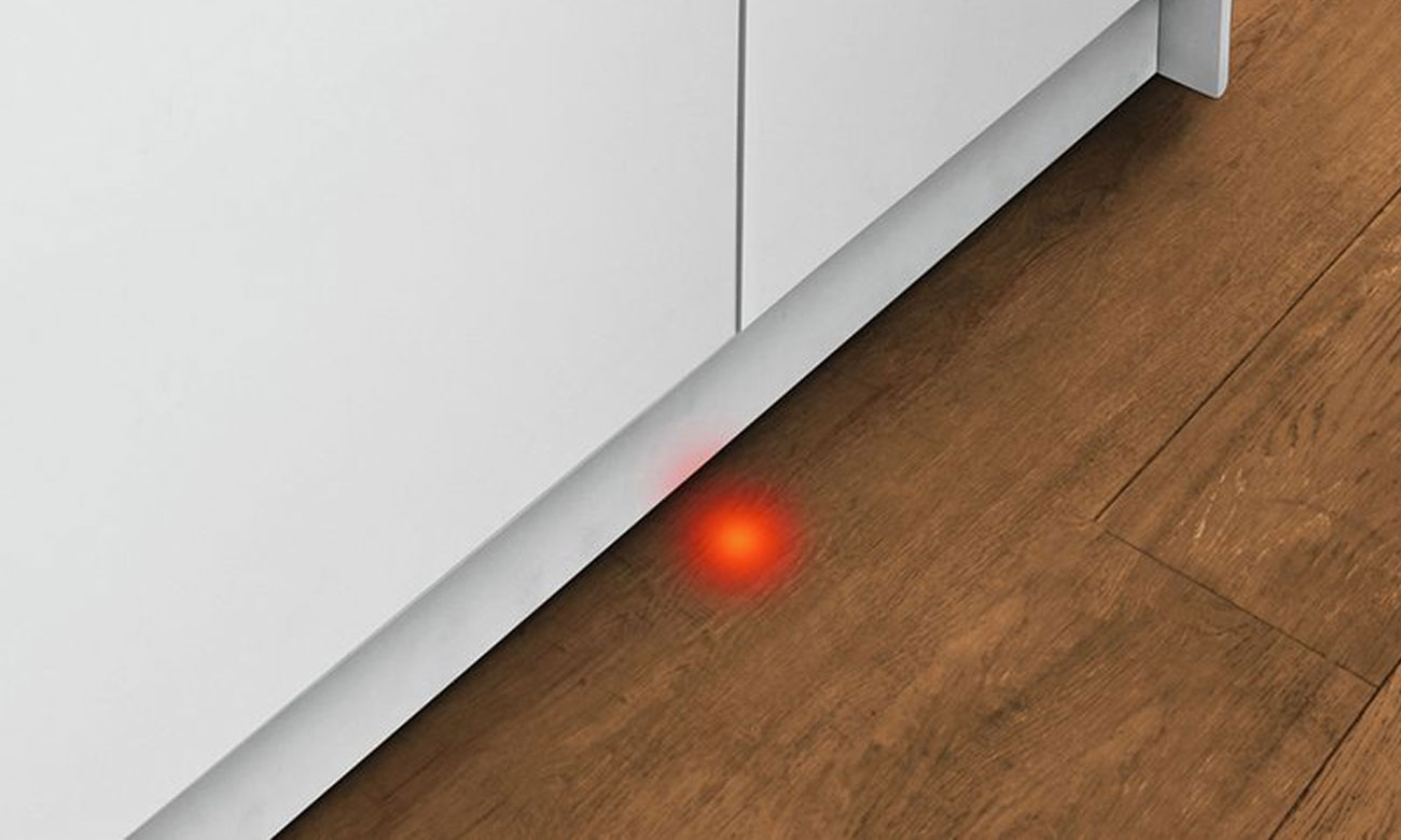 Czerwona wiązka światła, dzięki technologii InfoLight w zmywarce Bosch SPV44CX00E