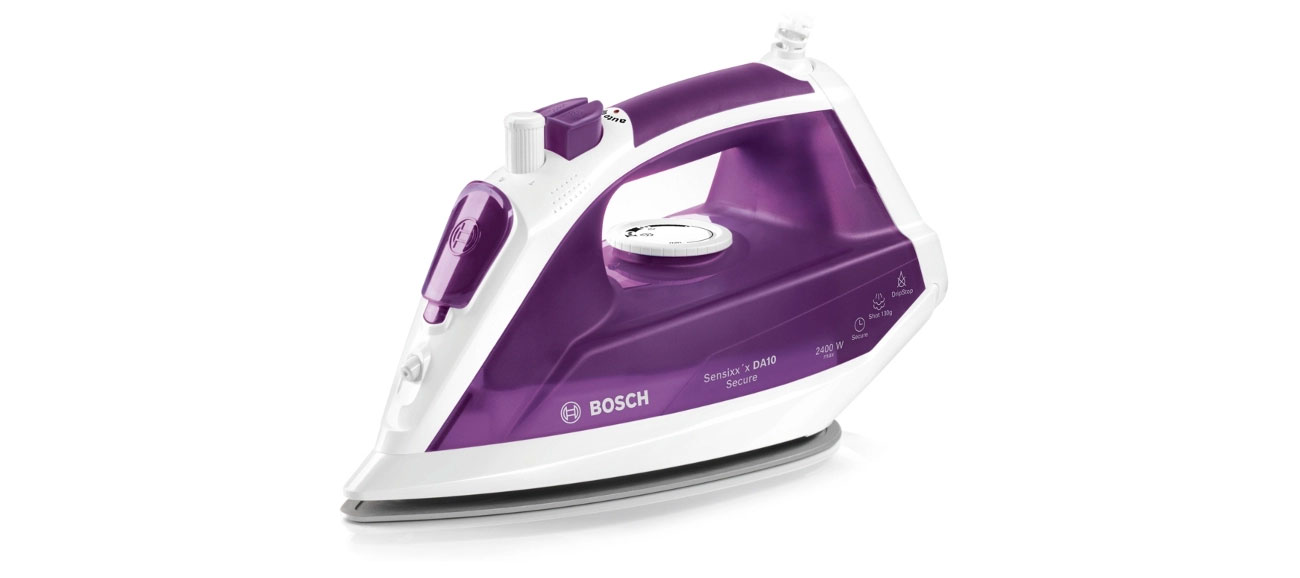 Żelazko Bosch Sensixx´x DA10 2400W ma duże otwór wlewowym i spryskiwacz