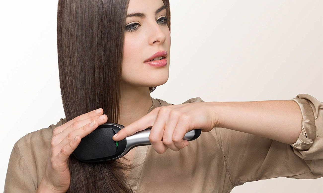 Kobieta czesząca sięBraun Satin Hair 7 IONTEC BR710