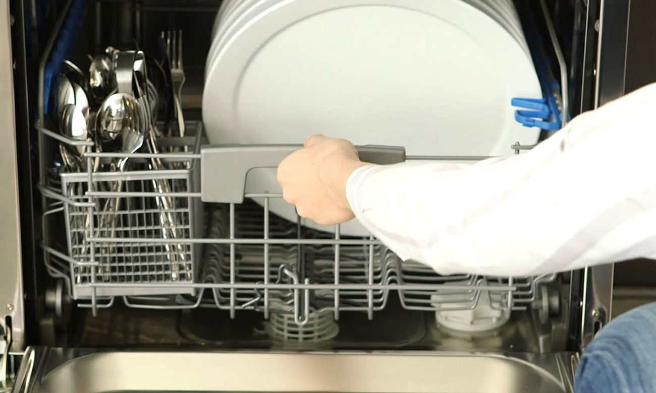 Первый запуск посудомоечной машины средство. Посудомоечная машина Candy Maxi Plate. Загрузка посудомойки. Правильная загрузка посуды в посудомоечную машину. Загрузка посудомоечной машины 45.