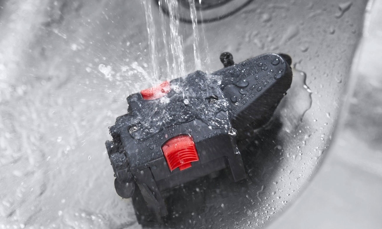 Ekspres do kawy DeLonghi ECAM 23.460.W ma wyjmowany blok zaparzający