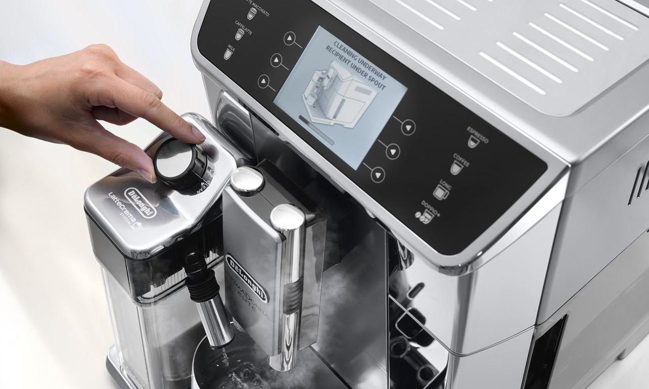 Proces automatického oplachování a odstraňování vodního kamene v DeLonghi ECAM 650.55.MS