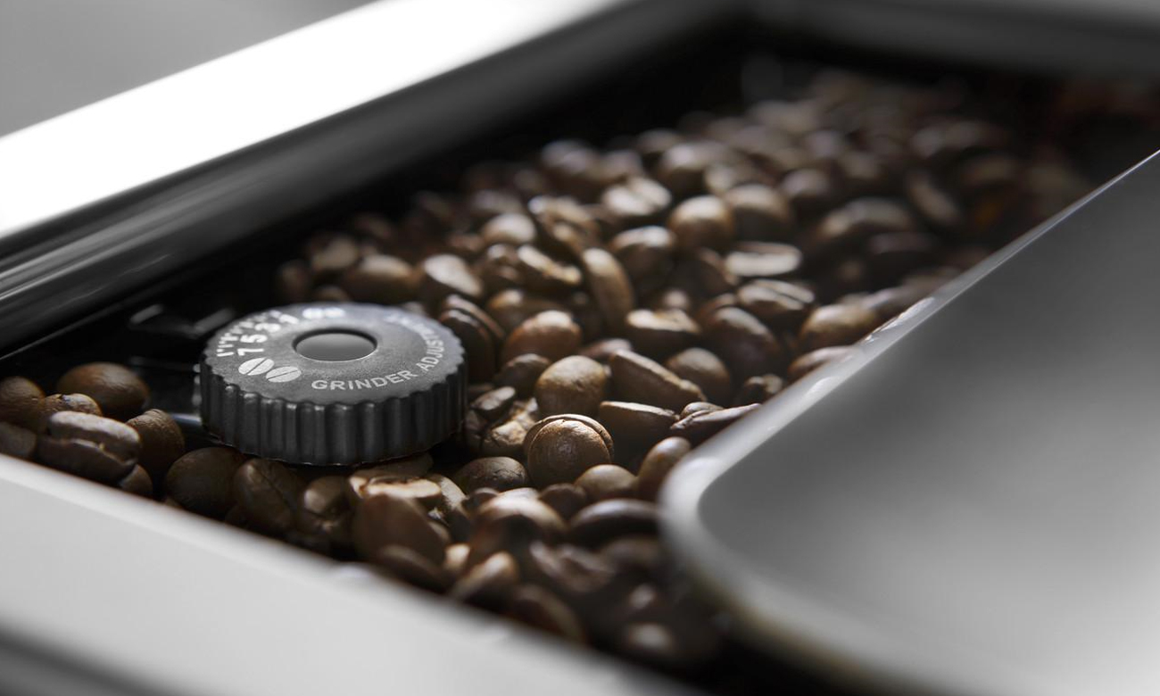 Stroj na espresso DeLonghi ECAM 650.55.MS má brusku s 13stupňovým nastavením broušení