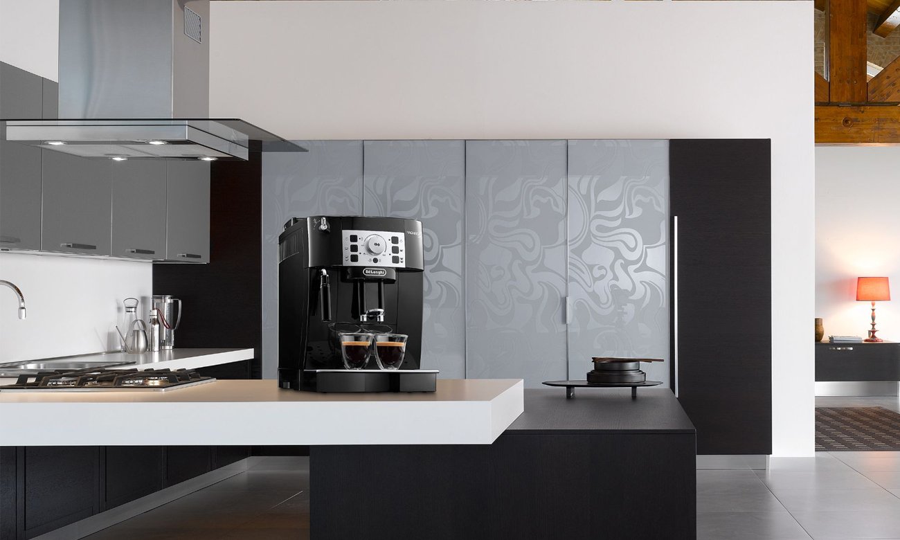 Automatyczny ekspres cisnieniowym do kawy DeLonghi Magnifica S ECAM 22.115.B