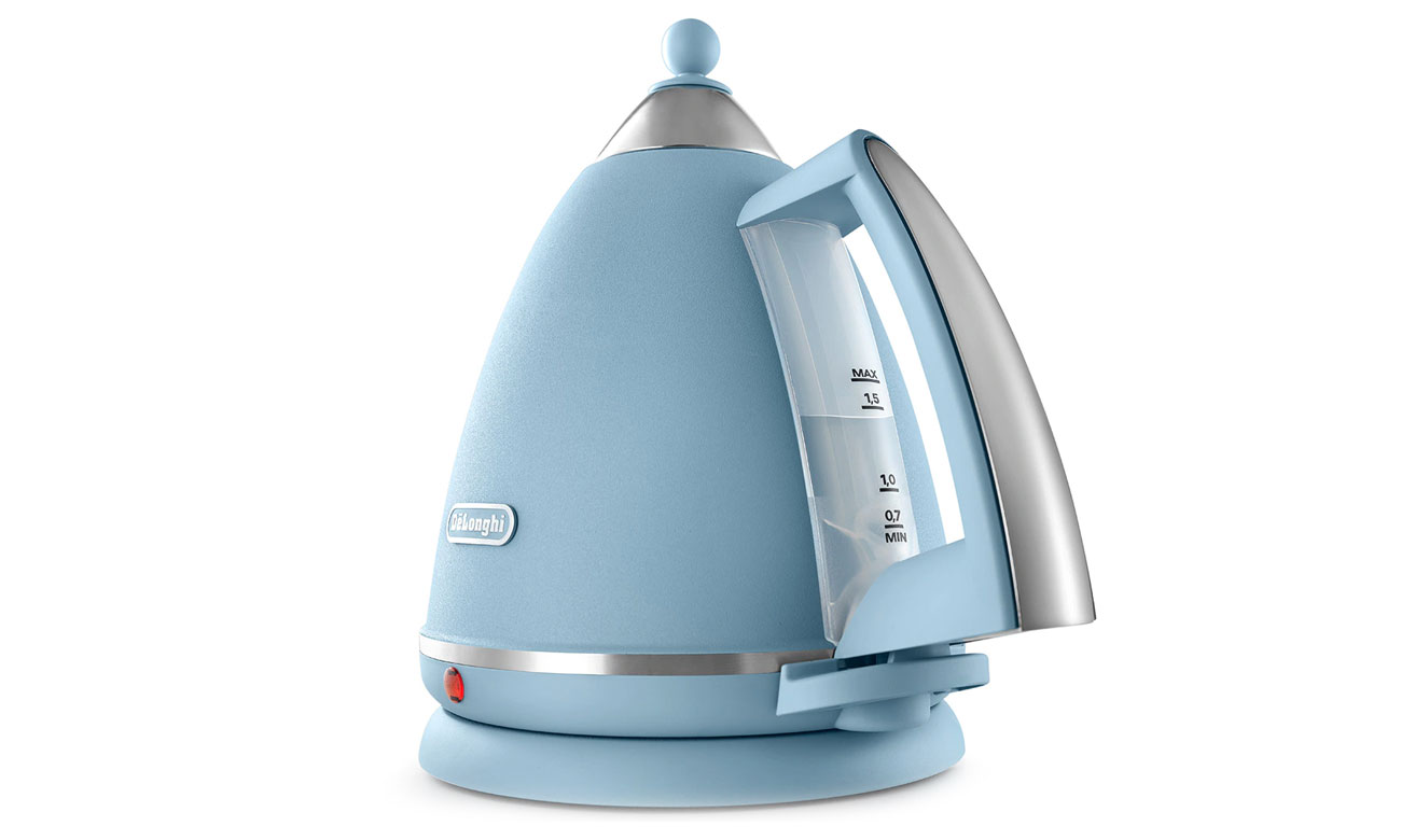 Czajnik DeLonghi KBX 2016.AZ ma obrotową podstawę i wskaźnik poziomu wody