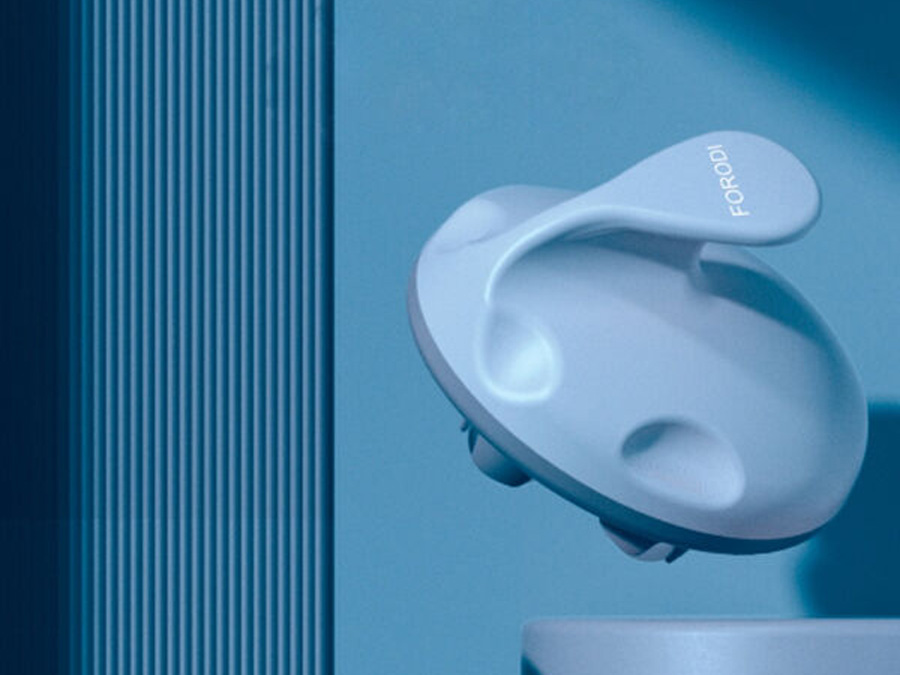 Lekki, poręczny masażer Diforo Forodi F7 w kolorze niebieskim, prezentowany na tle w odcieniach błękitu