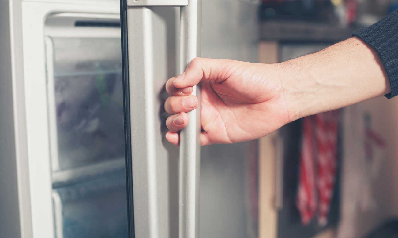 Zamrażarka Gorenje FN6192PX ma obustronne montowane drzwi