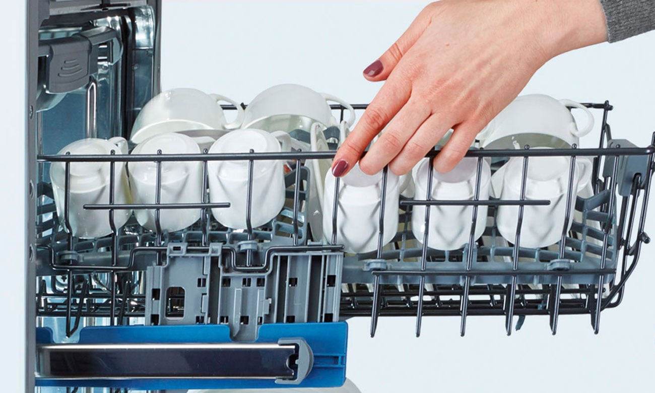 Indesit DSR15BSEU posiada Regulowany górny kosz