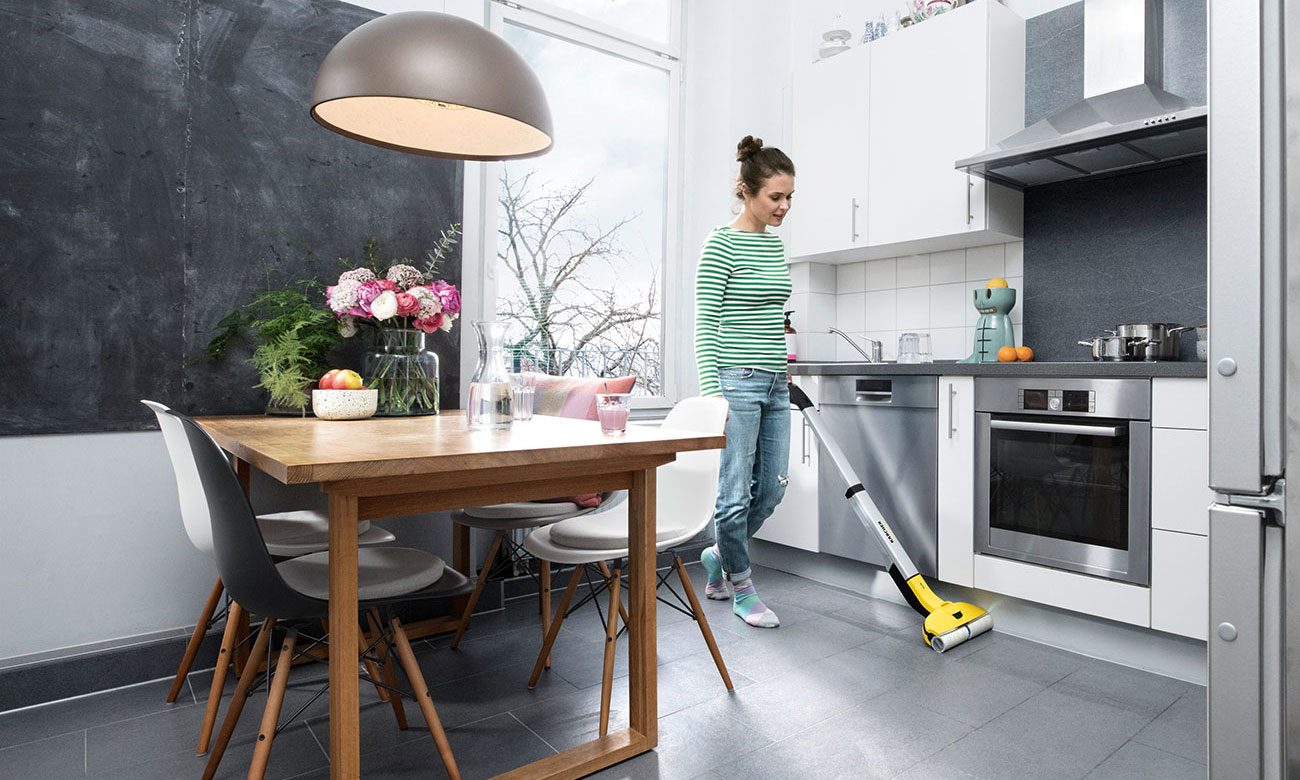 Bezprzewodowy mop elektryczny Karcher FC 3 ma funkcję samoczyszczenia