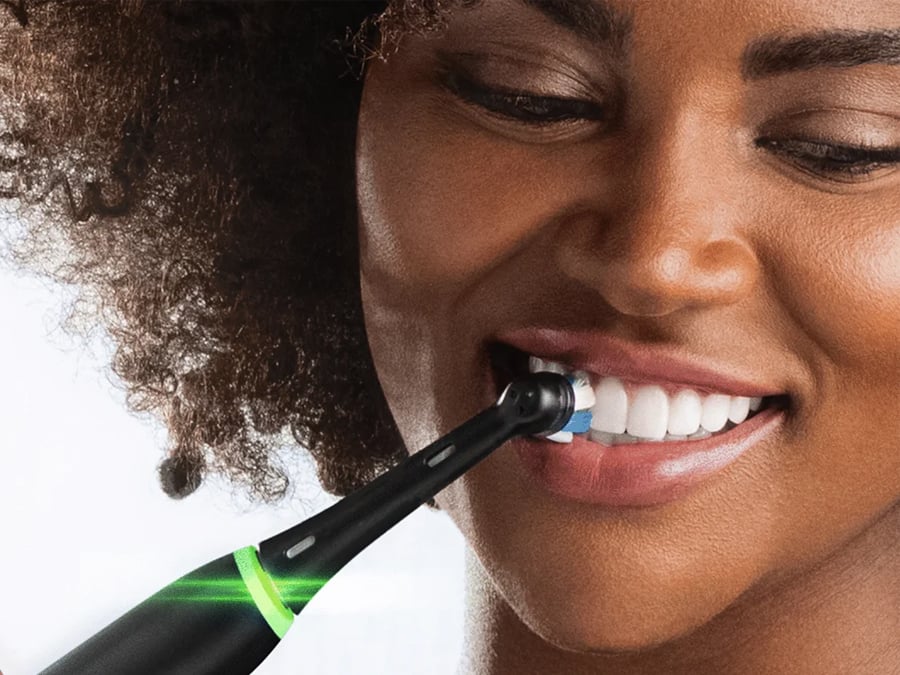 Oral-B Zestaw szczoteczka iO 4 czarny + końcówki Gentle Care 4 szt