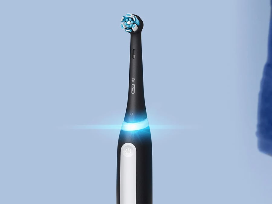 Oral-B Zestaw szczoteczka iO 4 czarny + końcówki Gentle Care 4 szt