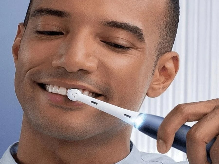 Oral-B Szczoteczka iO 7 Sapphire Blue + 4 szt. końcówki iO Sens EB4