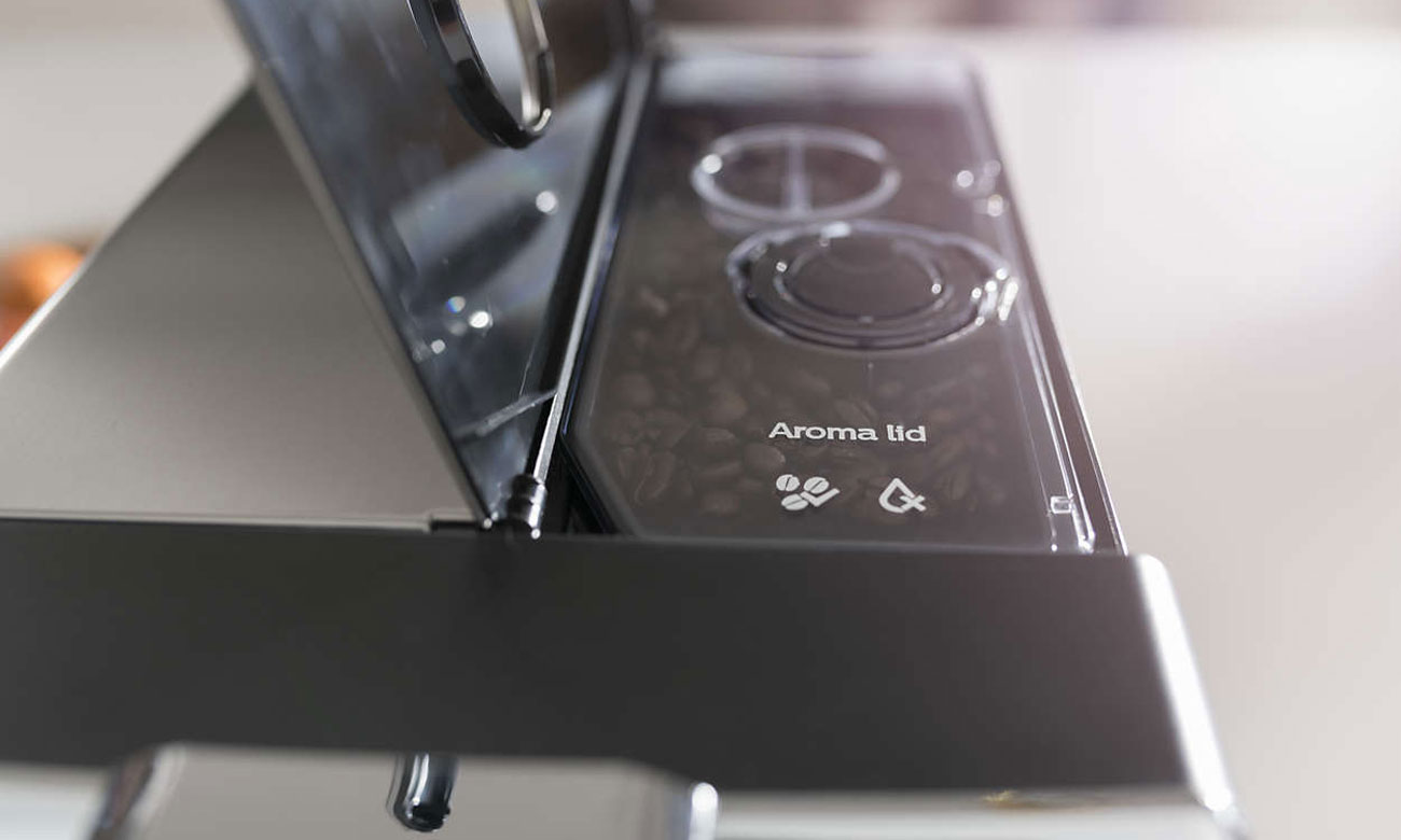 Ekspres do kawy Philips EP5333/10 ma szczelny pojemnik na ziarna kawy Aroma