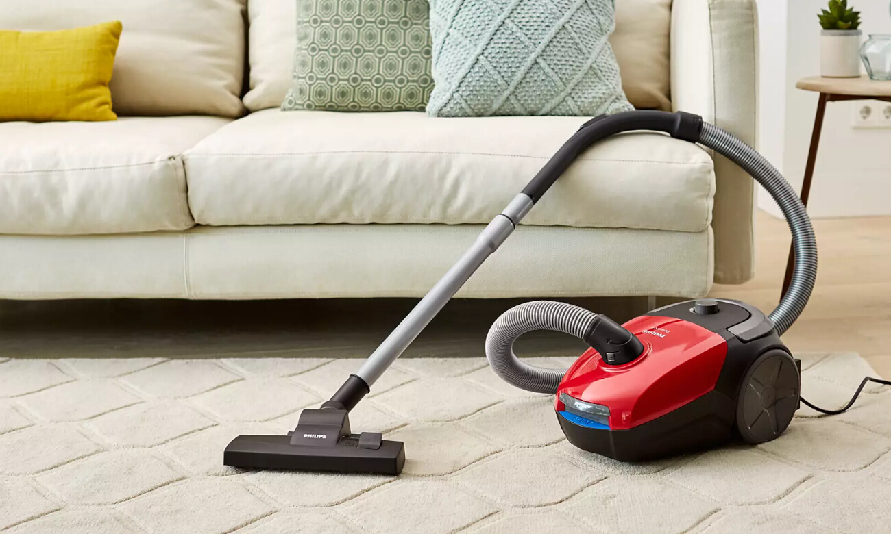Odkurzacz workowy Philips FC8243/09 2000 Series na podłodze