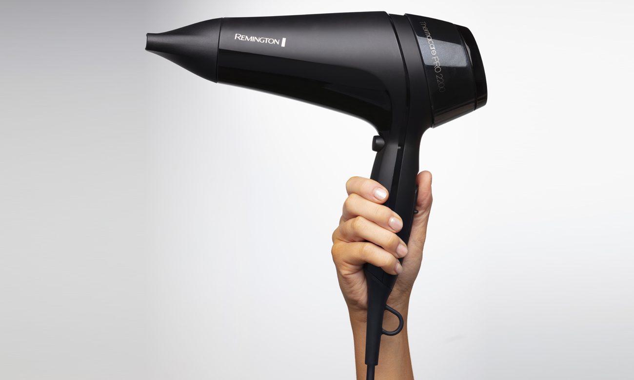 Suszarka do włosów Remington Thermacare Pro D5710 w ręce