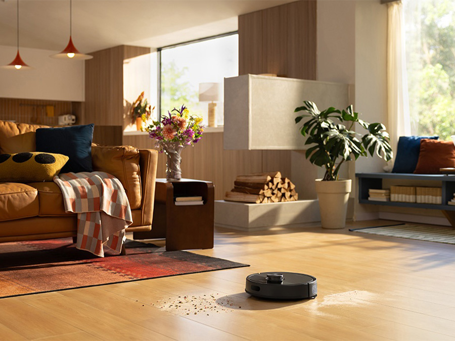 Roborock Q7 TF Black odkurza rozsypane zanieczyszczenia na podłodze w przestronnym, stylowym salonie