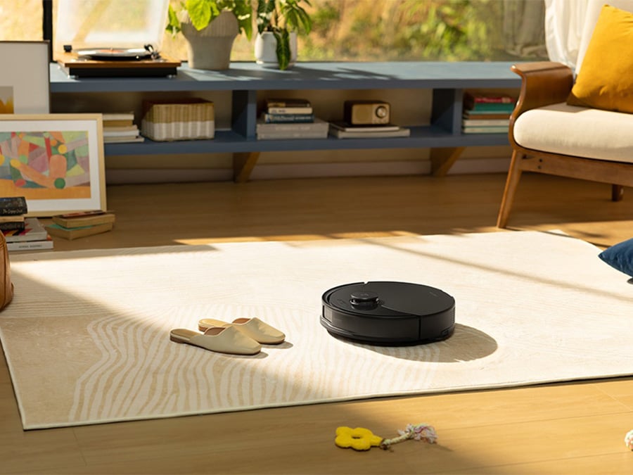 Robot sprzątający Roborock Q10 PF Black odkurzający jasny dywan w salonie