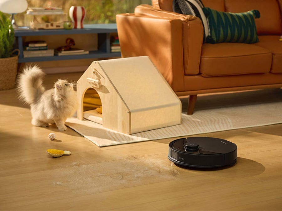 Robot Roborock Q10 PF Black sprząta sierść w pobliżu kota i legowiska