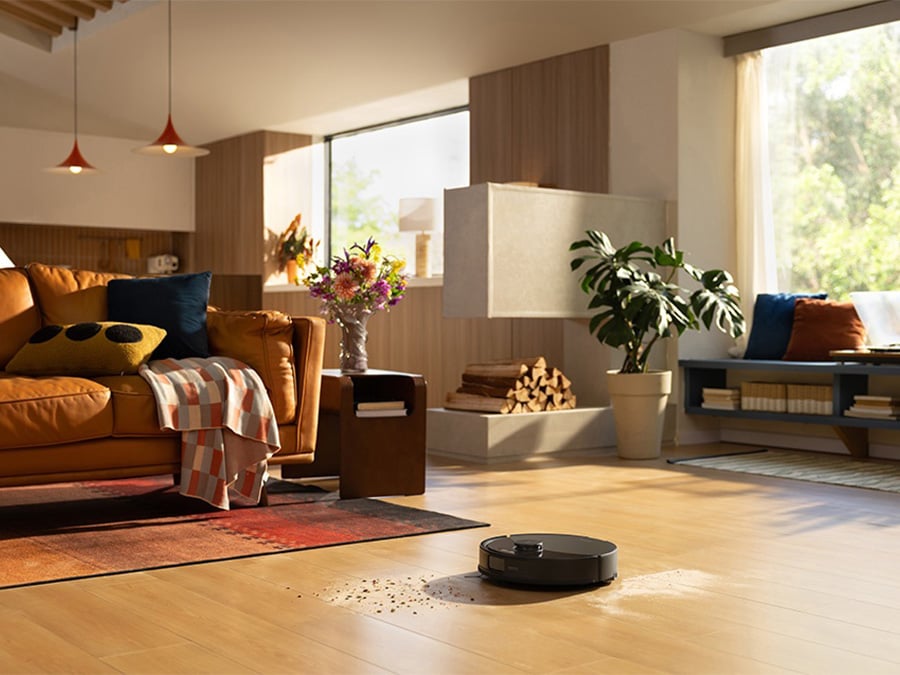 Roborock Q10 PF Black odkurza rozsypane drobinki na środku salonu