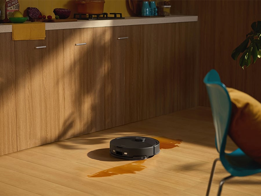 Roborock Q10 VF mopujący rozlaną ciecz na drewnianej podłodze w nowoczesnym wnętrzu