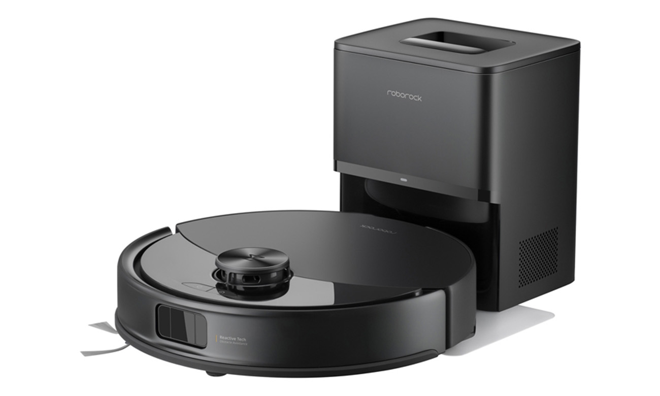 Robot sprzątający Roborock Q10 VF+ Black na białym tle ze stacją ładującą