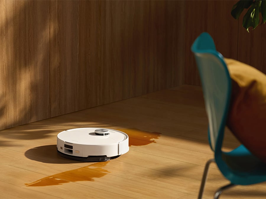 Roborock Q10 VF mopujący rozlaną ciecz na drewnianej podłodze w nowoczesnym wnętrzu