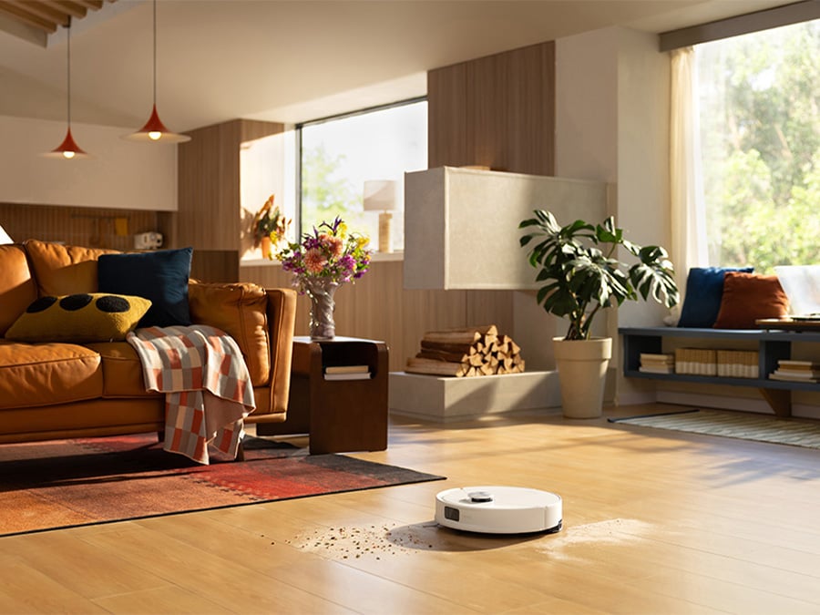 Robot Roborock Q10 VF odkurzający rozsypane zanieczyszczenia na środku jasnego salonu