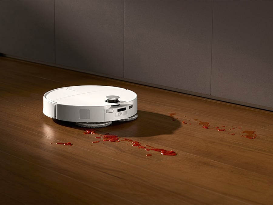 Robot sprzątający Roborock Qrevo Edge T White mopuje podłogę drewnianą, skutecznie usuwając rozlaną czerwoną ciecz
