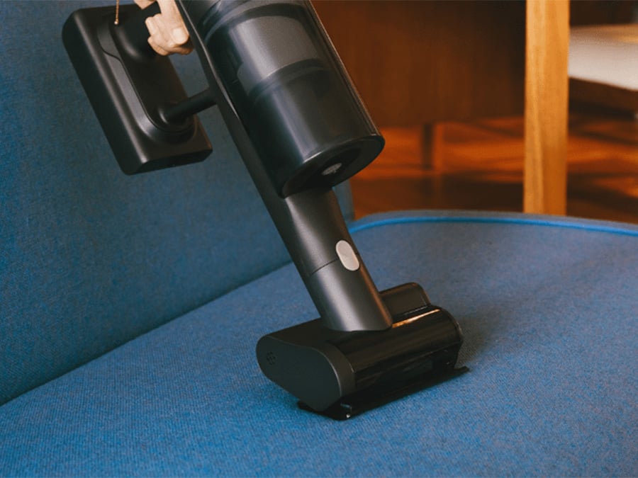 Odkurzacz pionowy Roborock H60 Ultra Black z turboszczotką do tapicerki podczas odkurzania kanapy