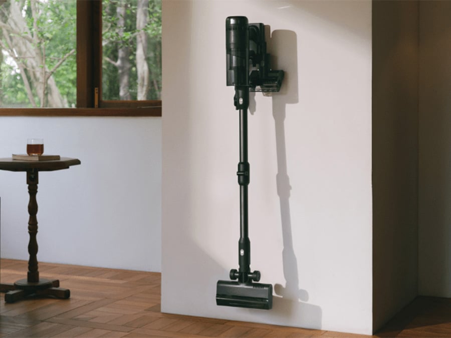  Odkurzacz Roborock H60 Ultra Black zamontowany na ściennej stacji dokującej w nowoczesnym wnętrzu