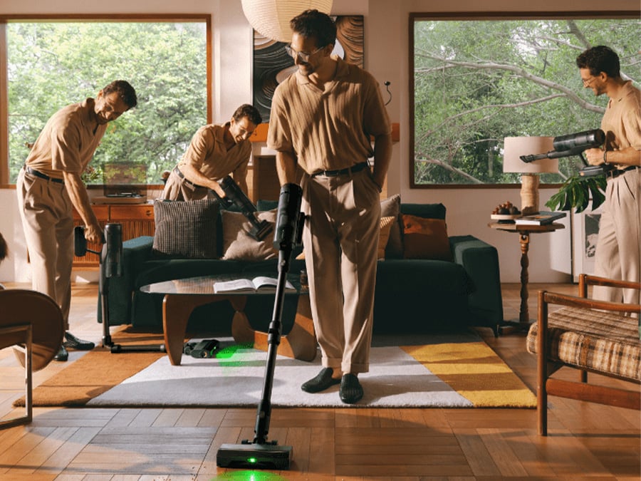 Mężczyzna prezentujący różne tryby pracy odkurzacza Roborock H60 Ultra Black w przestronnym salonie