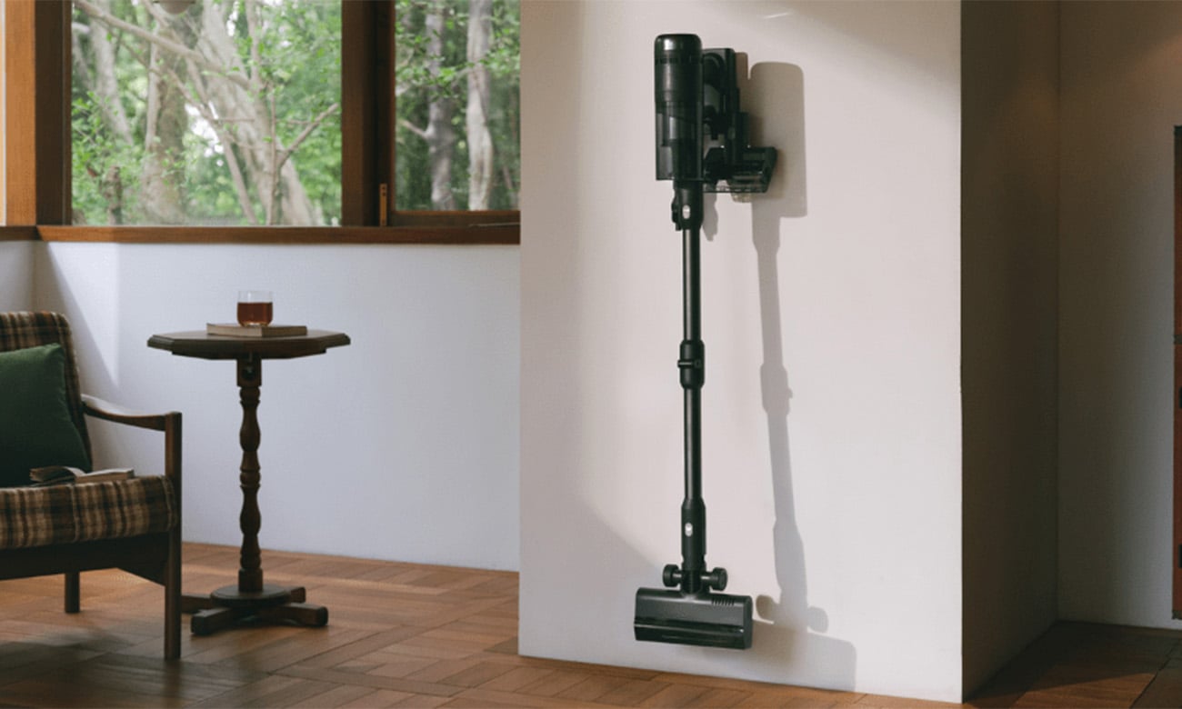  Odkurzacz Roborock H60 Ultra Black zamontowany na ściennej stacji dokującej w nowoczesnym wnętrzu