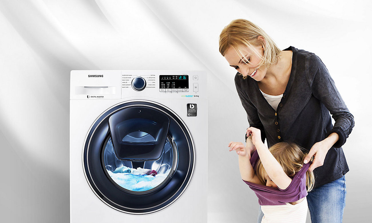 Pralka Samsung WW60K42138W z systemem AddWash pozwala na dodawanie ubrań w trakcie prania