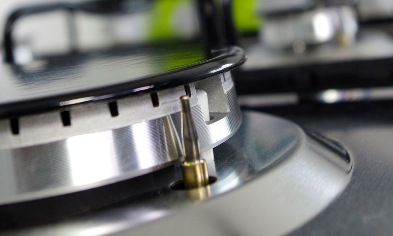 Zabezpieczenie przed ulatnianiem się gazu w płycie do zabudowy Whirlpool AKT6465NB