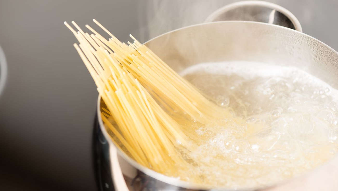 szybsze gotowanie dzięki płycie gazowej Whirlpool AKT6465NB 