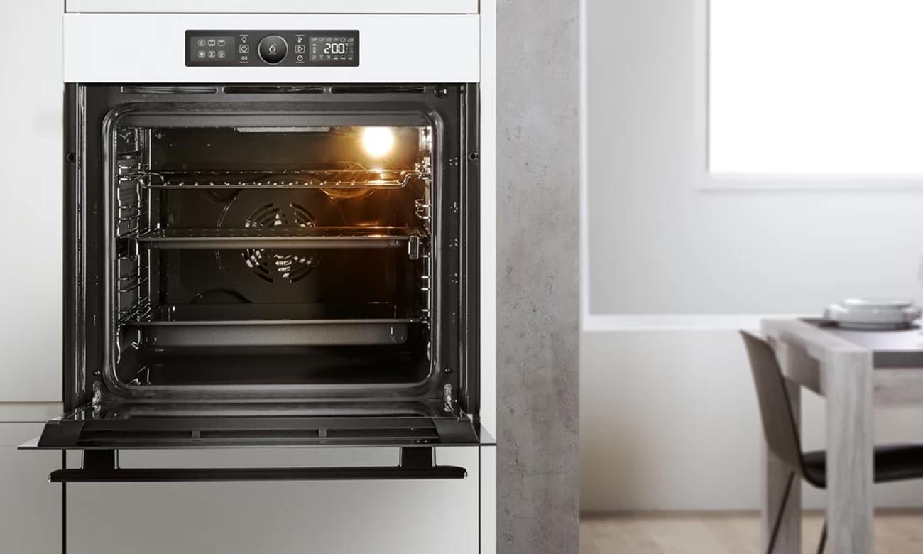 Szybkie nagrzewanie się piekarnika oraz równomierny obieg powietrza, dzięki technologii Ready2Cook oraz Cook3w piekarniku Whirlpool AKZ96230WH