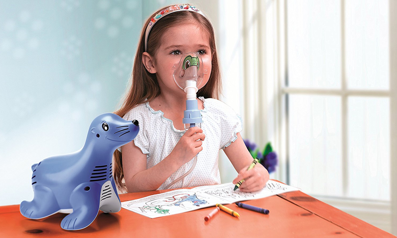 dziecko używa inhalator dla dzieci foka