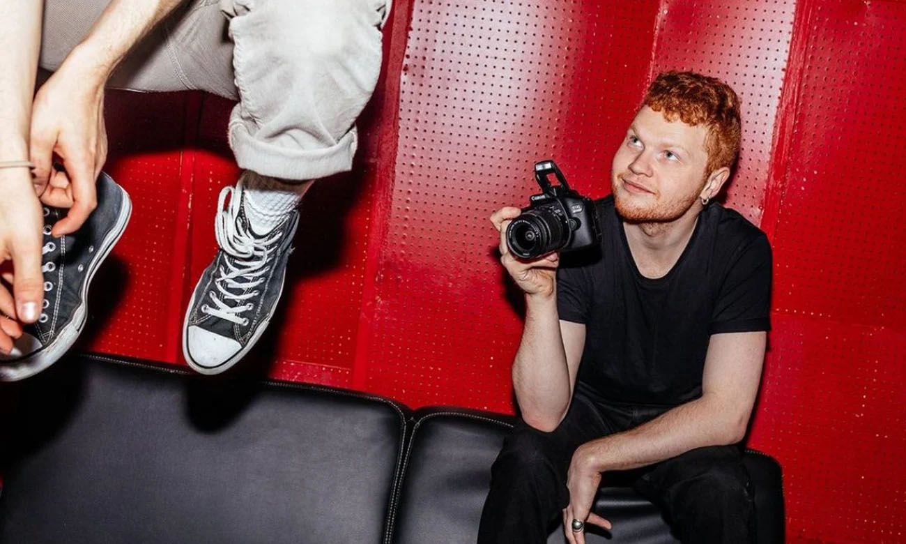 Aparat uniwersalny Canon EOS 2000D  + obiektyw EF-S 18-135mm