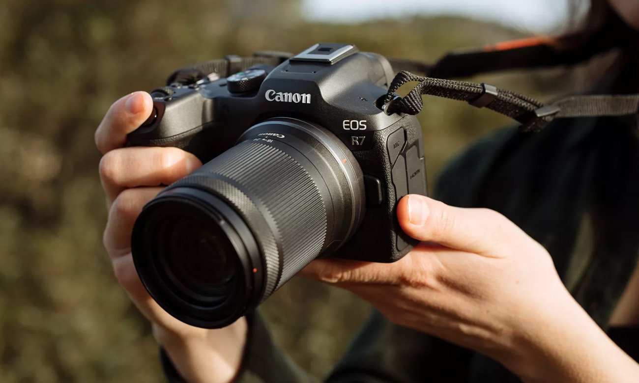 Фотоапарат Canon EOS R7 з об'єктивом RF-S 18-150mm F3.5-6.3 IS STM