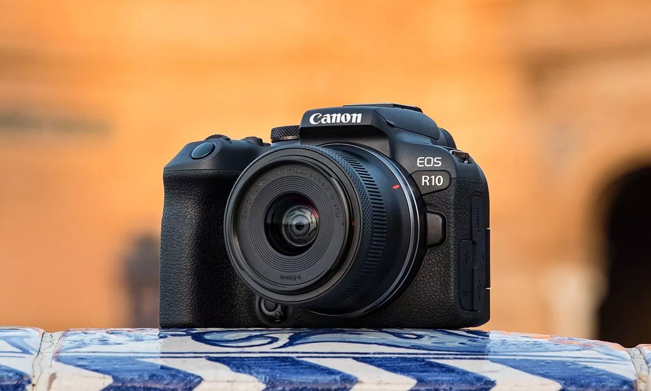 Бездзеркальна камера Canon EOS R10 і об’єктив RF-S 18-45mm F4.5-6.3 IS STM